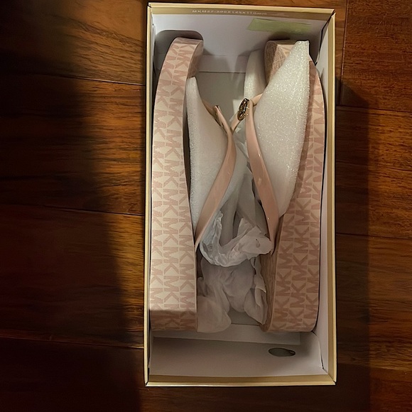 Michael Kors Bedford Flip Flops - Picture 1 of 6